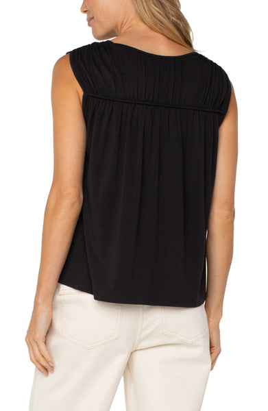 SLEEVELESS SHIRRED BLACK DETAIL KNIT TOP