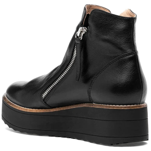 BLACK LEATHER ANKLE BOOT WITH SIDE ZIPPERS Shoes Django & Juliette 