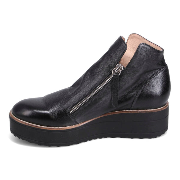 BLACK LEATHER ANKLE BOOT WITH SIDE ZIPPERS Shoes Django & Juliette 