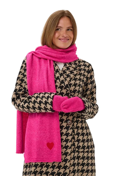 PINK SCARF WITH RED HEART CULTURE 