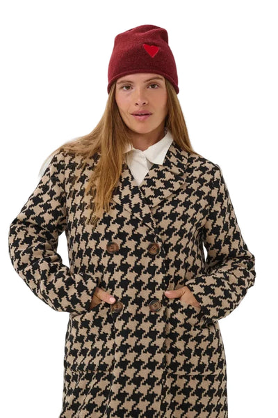 WINE BEANIE WITH RED HEART CULTURE 